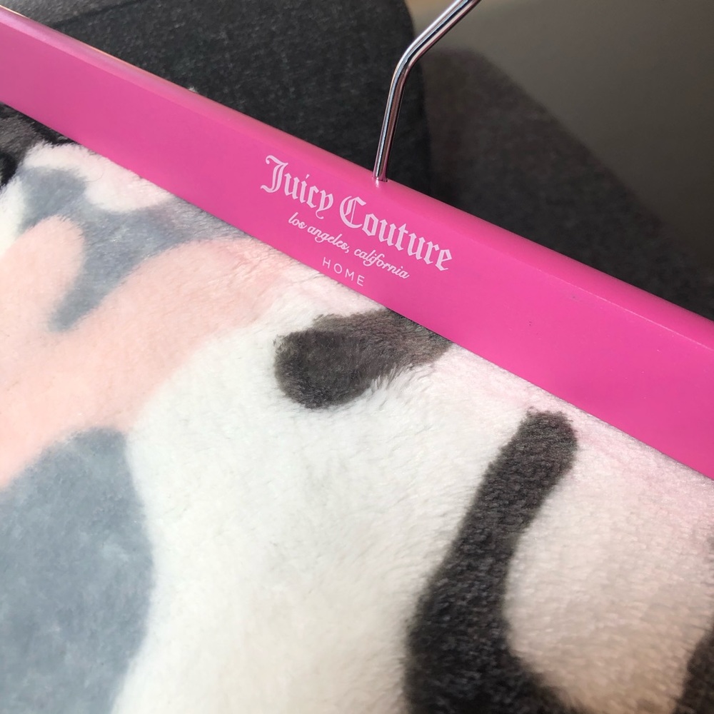 ‼️PRICE DROP‼️ ✨NWT Juicy Couture throw. - Picture 3 of 4